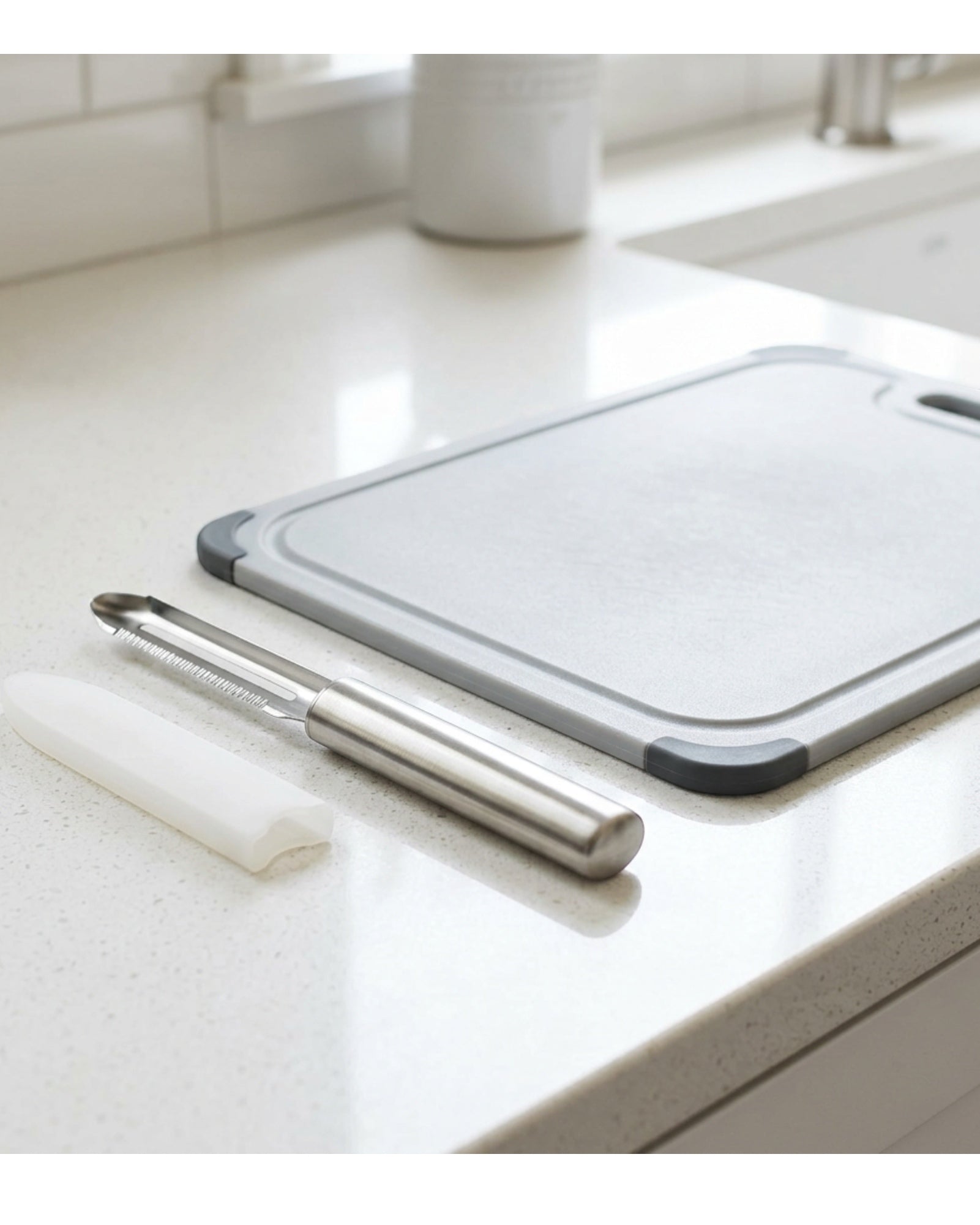 Zoaos I-Shape Fixed Serrated Peeler 19 cm - Lifestyle view